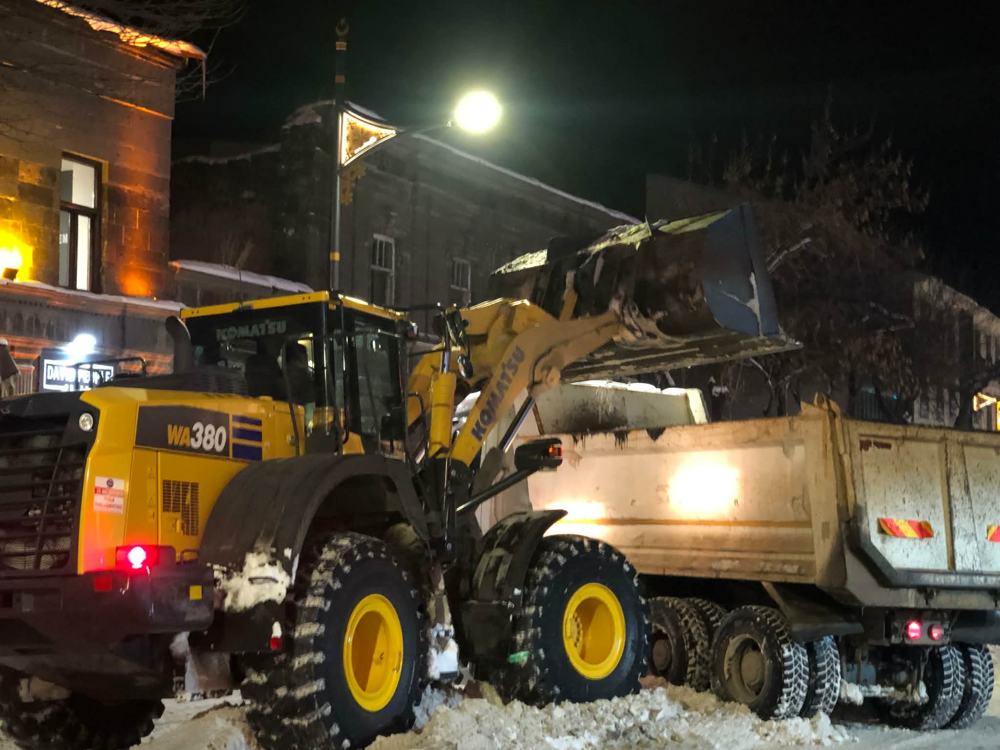 Kars Belediyesi’nden kent genelinde yoğun ve aralıksız karla mücadele