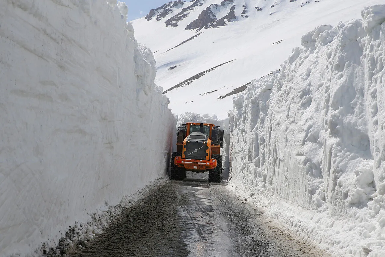 Van’da etkili olan kar yağışı nedeniyle 296 yol ise ulaşıma kapandı