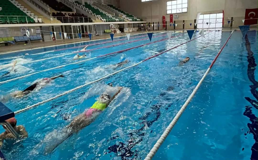 GSB Spor Okulları kapsamında yüzme antrenmanları Kars’ta aralıksız sürüyor