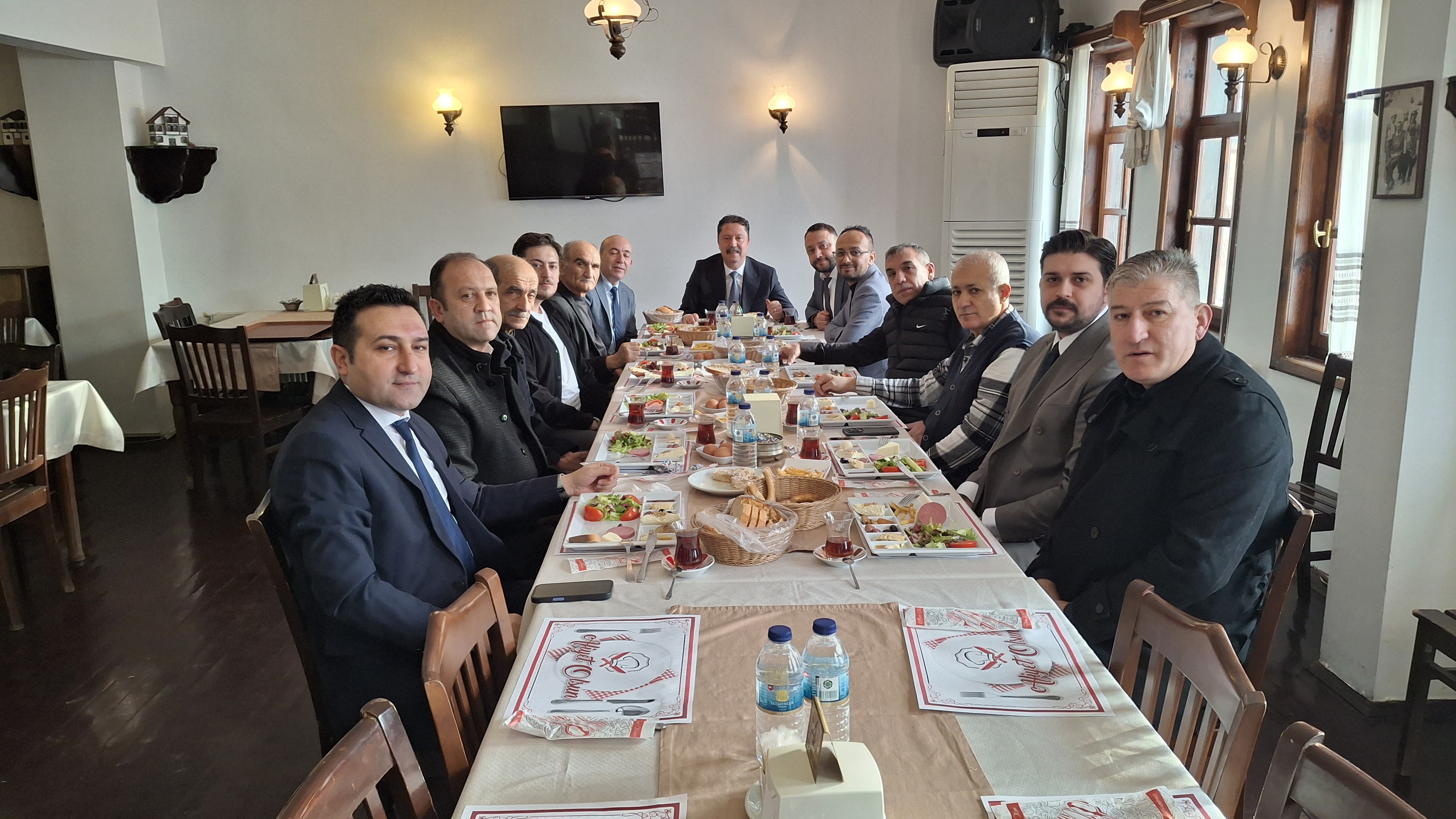 Başkan Dr. Özer Kasap, oda başkanları ve adaylarıyla kahvaltıda bir araya geldi