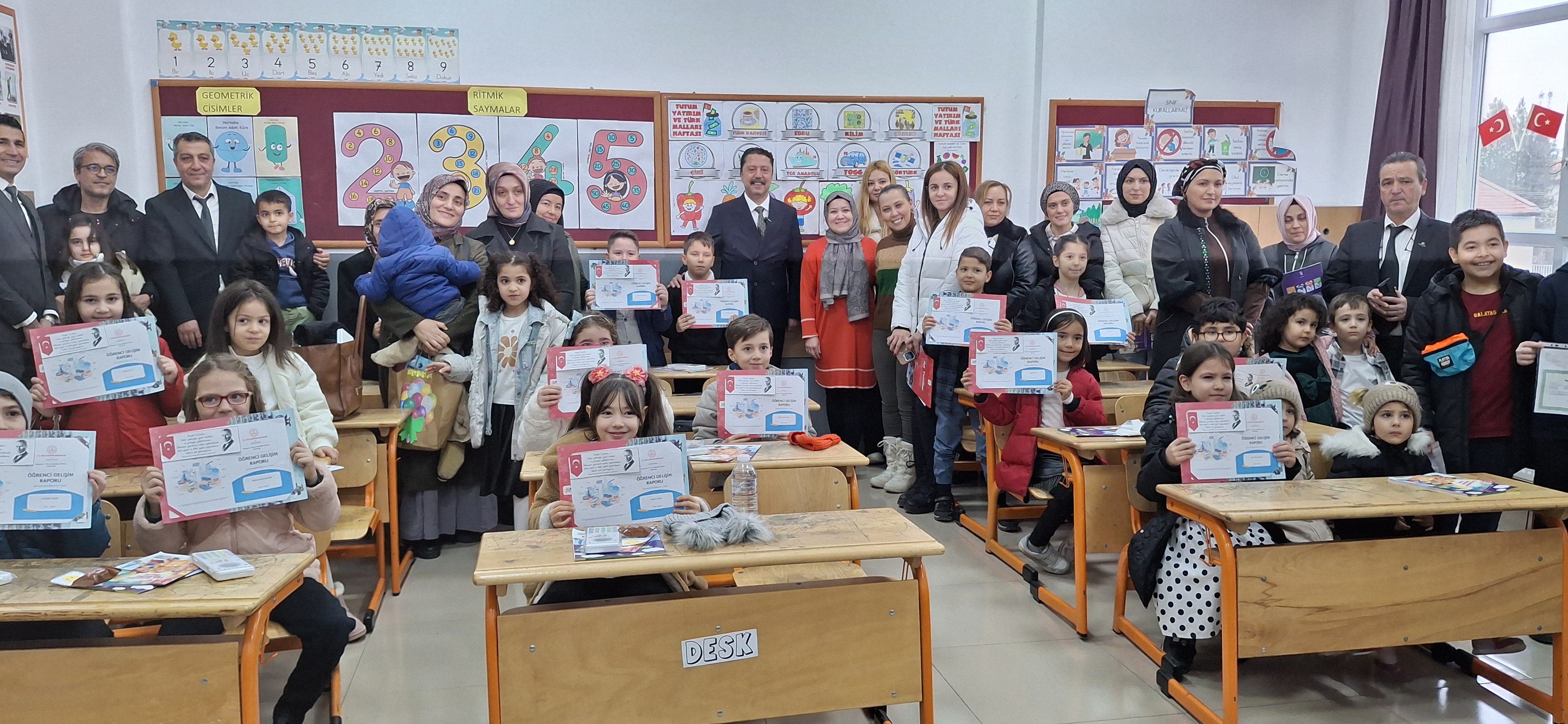 Okullarda karne heyecanı yaşandı