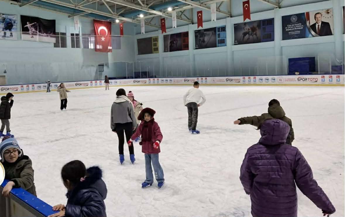 Kars Buz Pisti'nde çocuklara ara tatil sürprizi