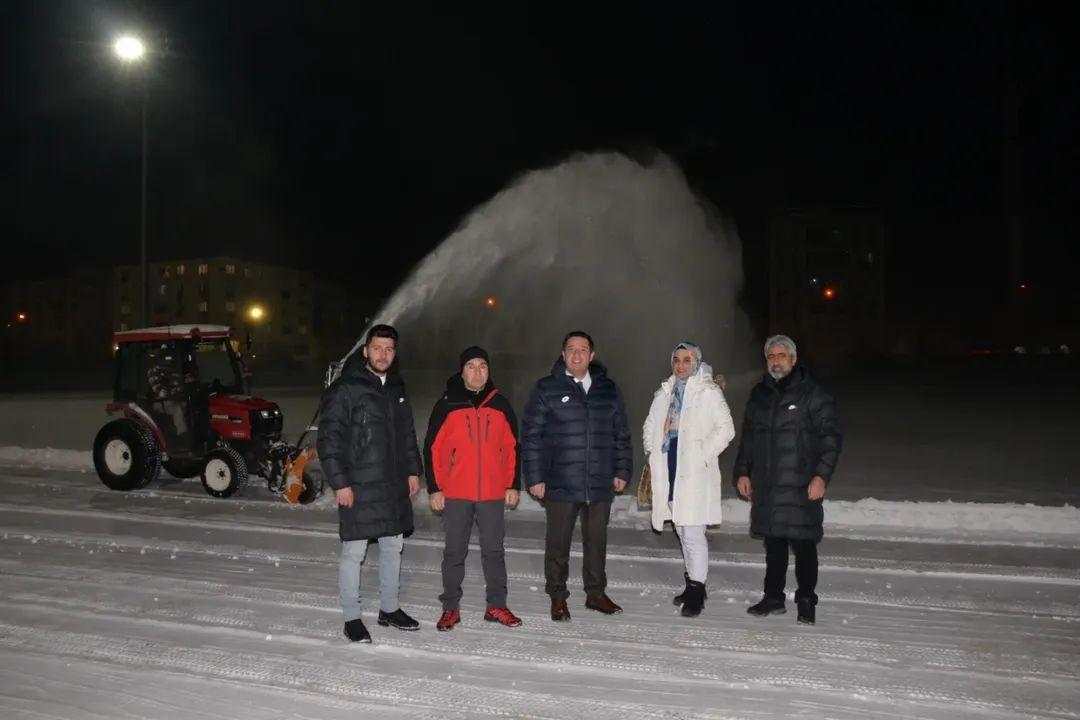 Kars Şehir Stadyumu’nda kar temizleme çalışmaları devam ediyor