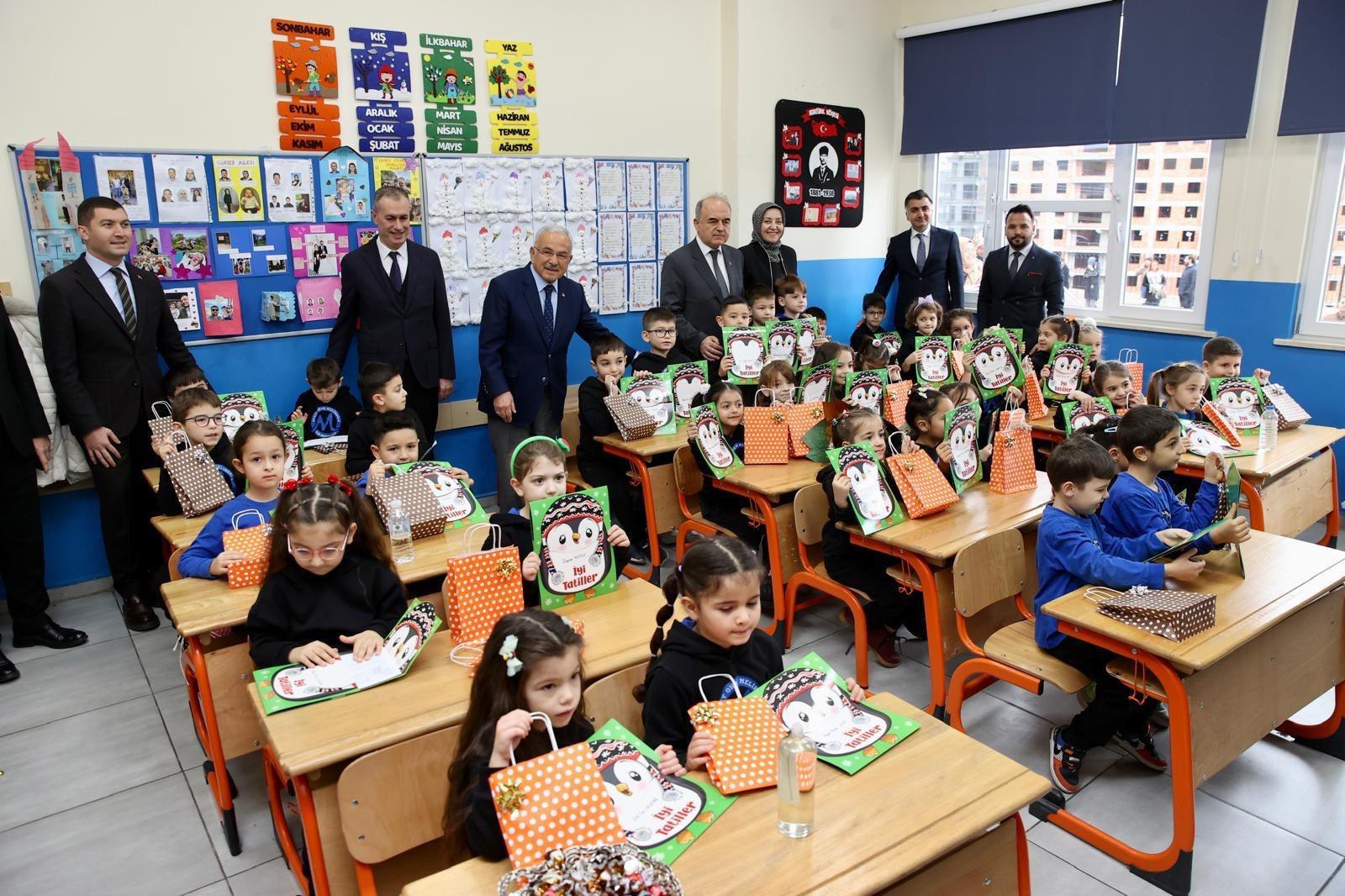 Başkan Güler öğrencilerin karne sevincine ortak oldu