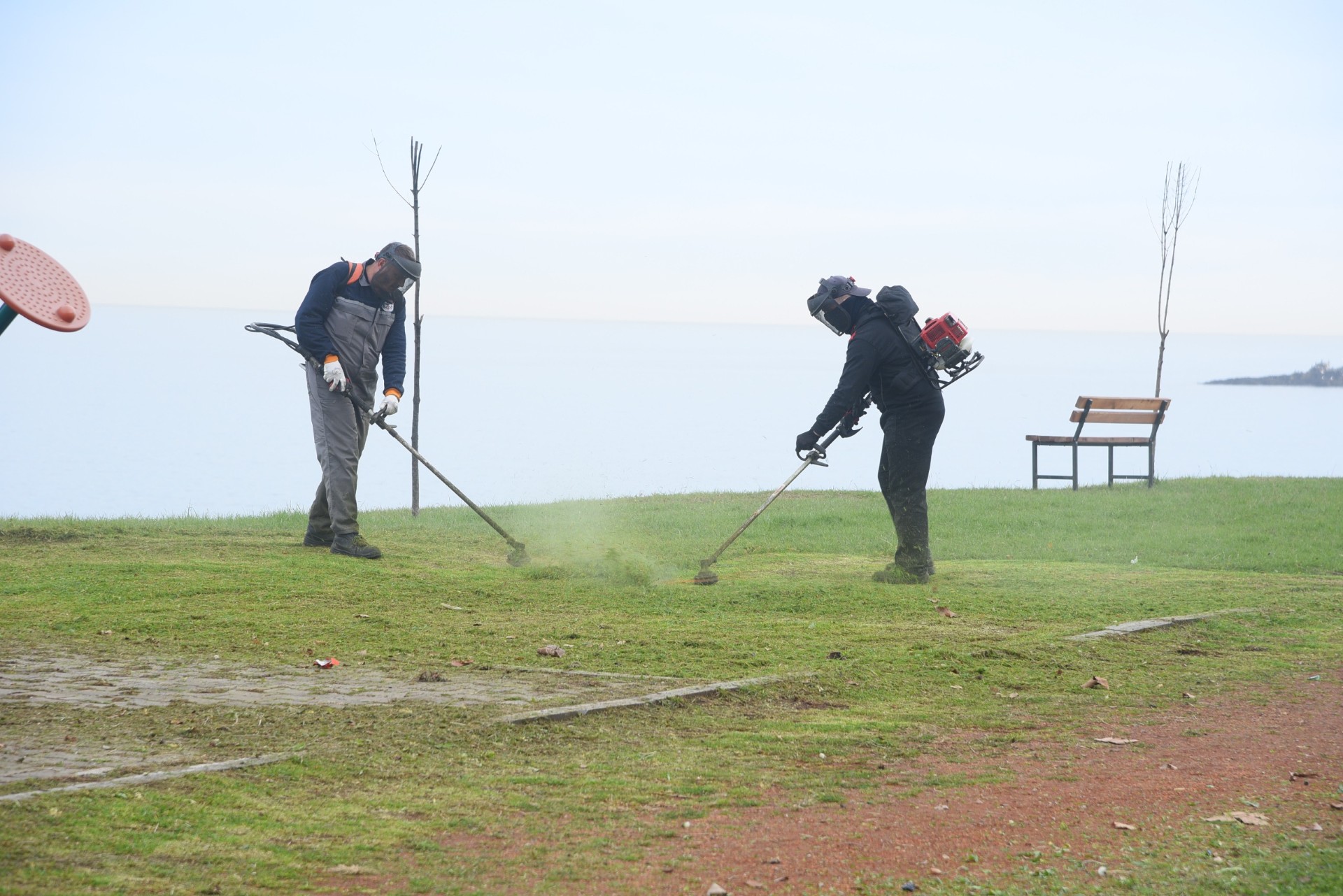 Giresun Belediyesi sahil bandında bakım onarım yapıyor