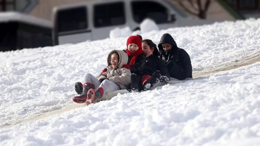 Adana'nın 3 ilçesinde eğitime kar engeli...