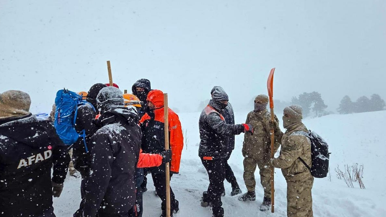 Artvin’de çığ altında kalan 2 çobanı arama çalışmaları sürüyor
