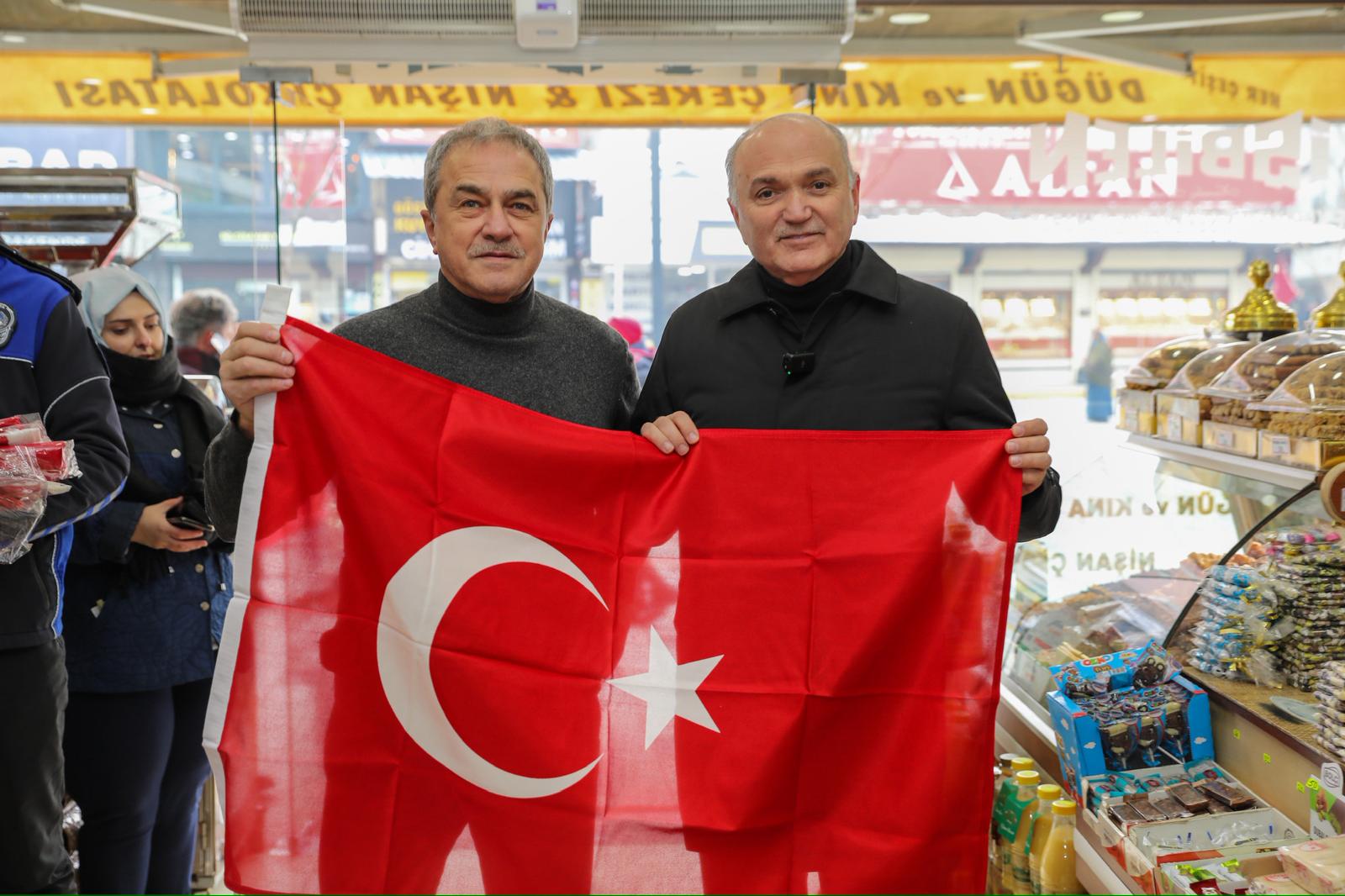 Belediye Başkanı Özlü: "Bu bayrak inmez, vatan bölünmez"
