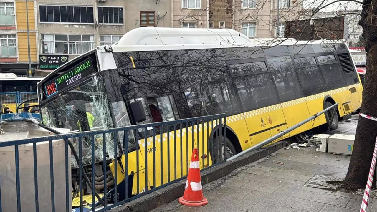 Esenler’de kontrolden çıkan İETT otobüsü otoparka daldı
