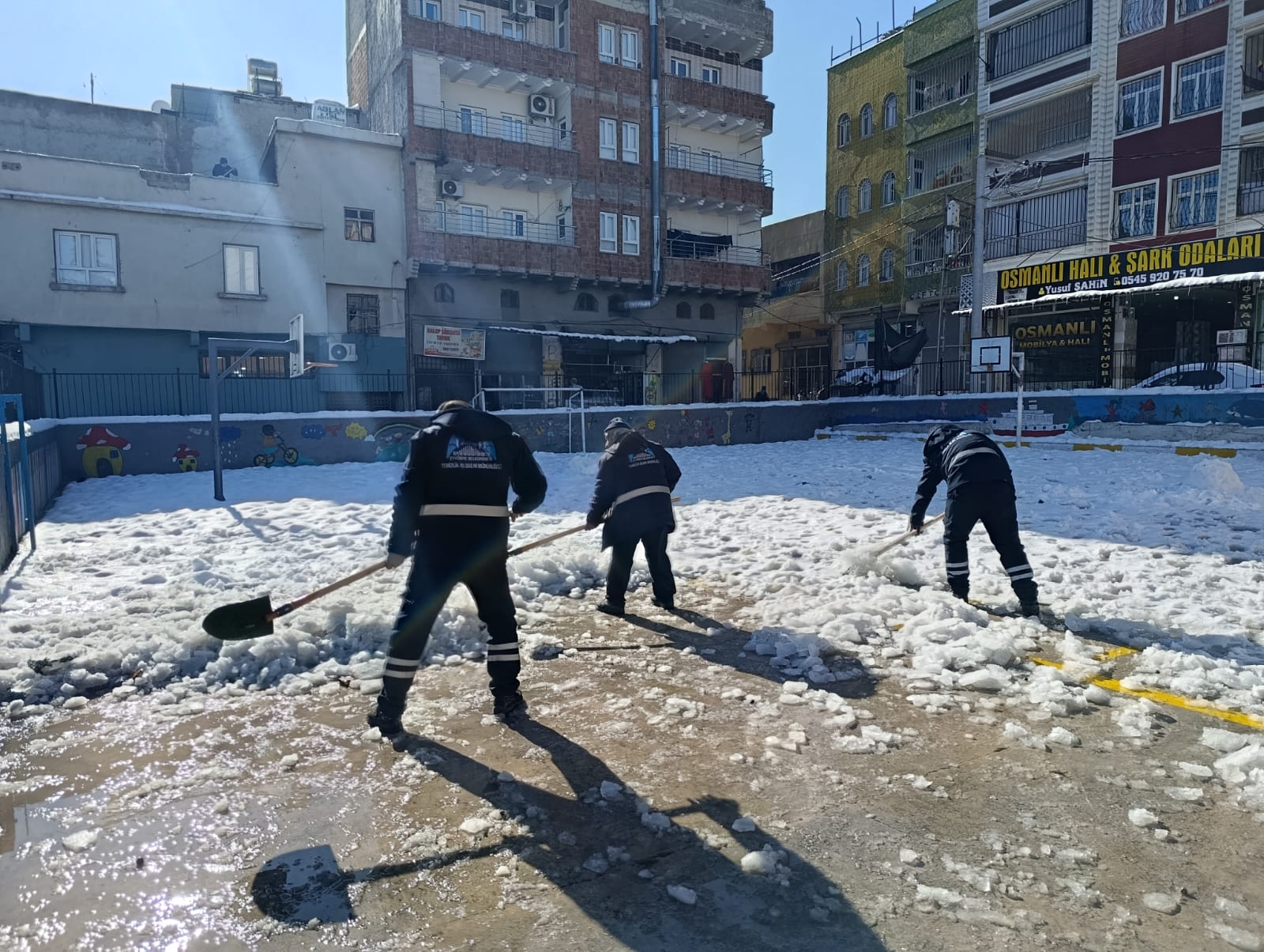 Eyyübiye okulları kar ve buzdan temizleniyor