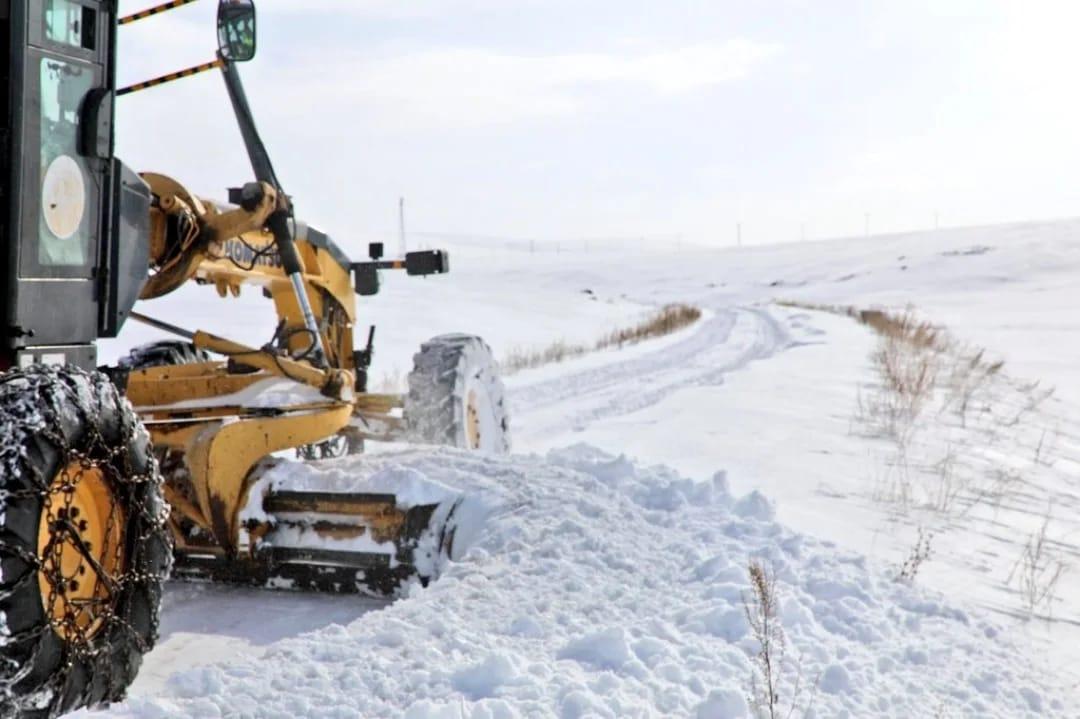 Kars’ta kar kaplanlarının yoğun kar mesaisinde köy yolları açıldı