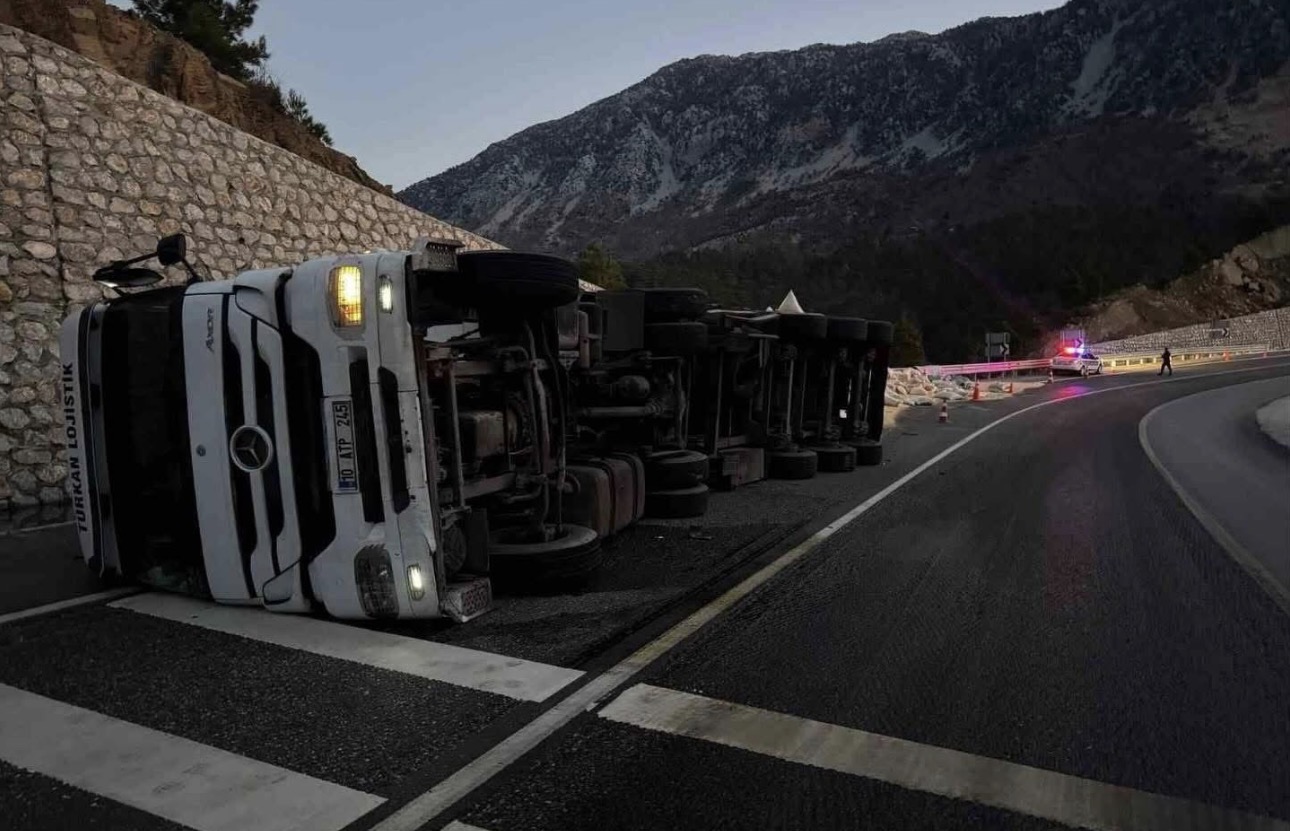 Karayolunda yem yüklü tır devrildi: 2 yaralı