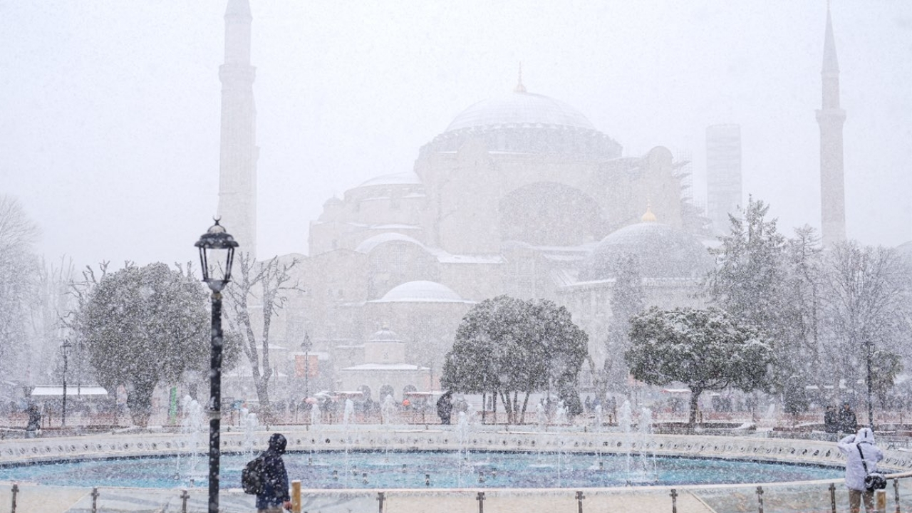 İstanbul’da kar yağışı hayatı olumsuz etkiledi