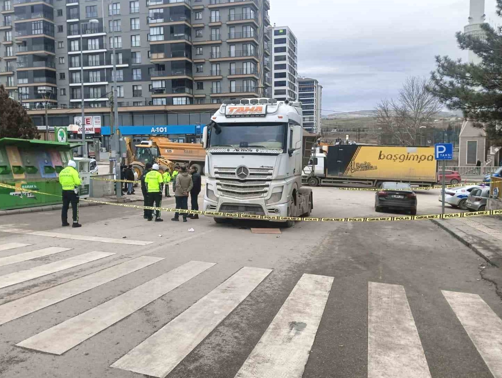 Mamak'ta hafriyat kamyonunun altında kalan yaşlı kadın ağır yaralandı