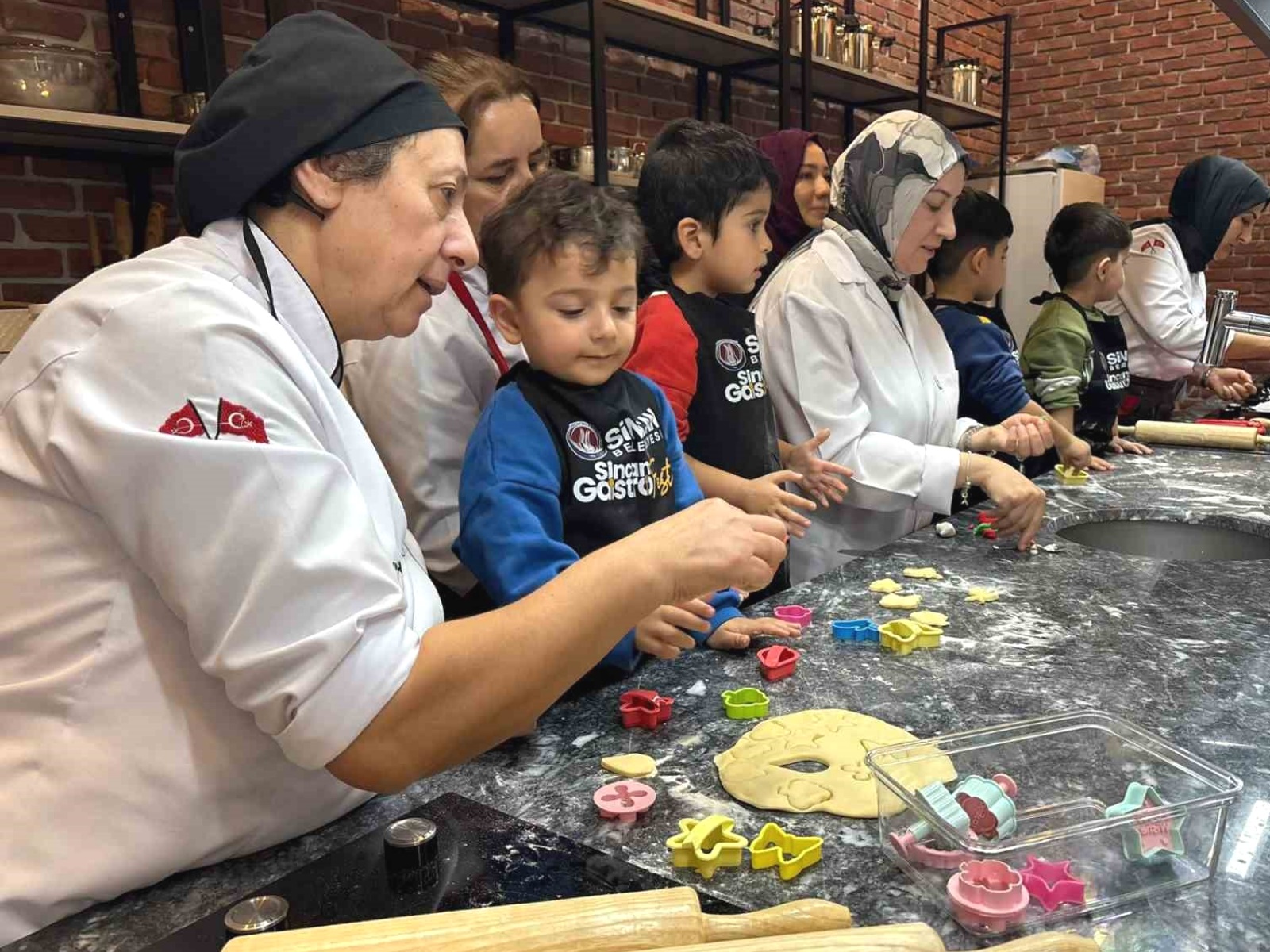Minik öğrenciler Gastro Sincan’da kurabiye yaptı