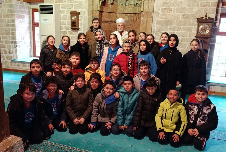 Şehit Samet Üstüner ortaokulu öğrencileri, tarihi paşa caminde