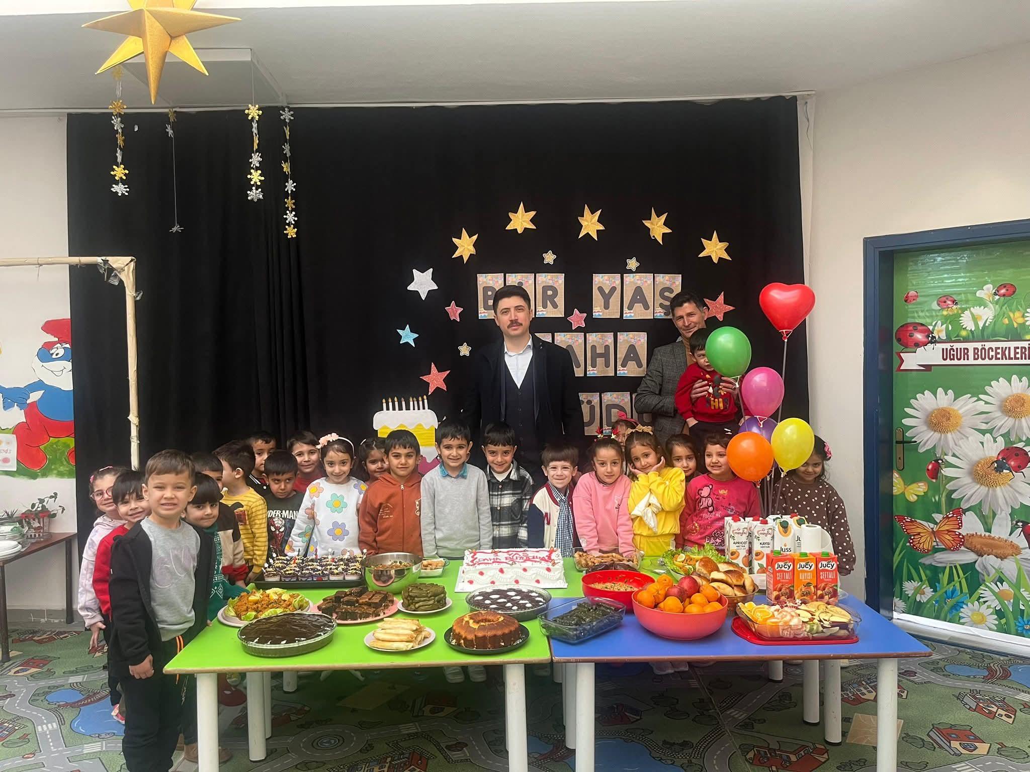 Digor Kaymakamı Kahraman "Bir Yaş Daha Aldık" parti heyecanına ortak oldu