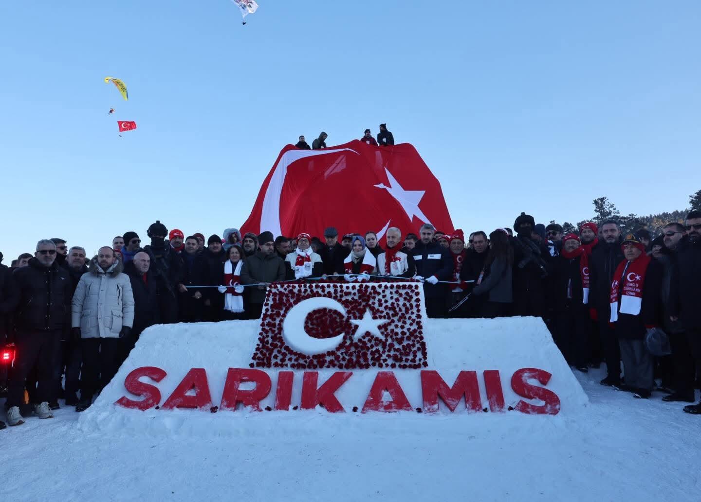 Sarıkamış Şehitleri 111. yılında kardan heykeller açıldı, meşaleli kayak gösterisi düzenlendi