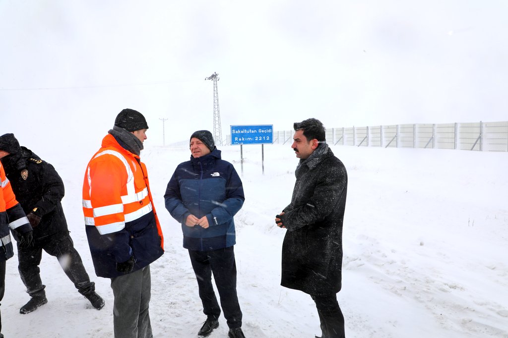 Vali Polat, Sakaltutan Geçidi’nde karla mücadele çalışmalarını inceledi