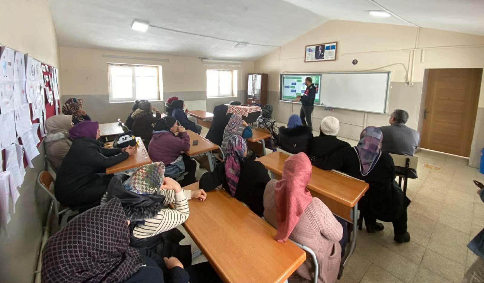 Akyaka’da “En İyi Narkotik Polisi Anne” projesi kapsamında eğitim düzenlendi