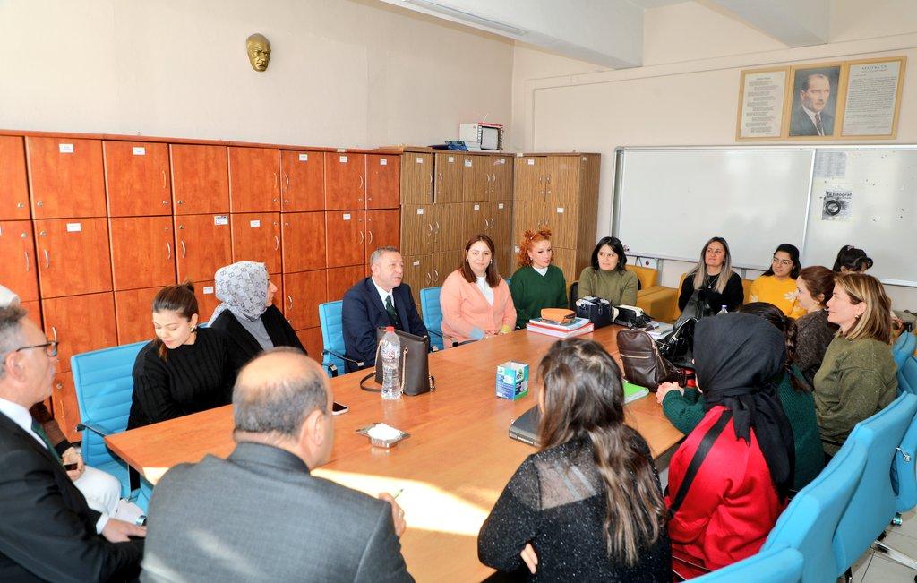 Vali Ziya Polat’tan Atatürk Kız Meslek Lisesi’ne çıkartma: Öğrencilerle hem derste hem sofrada buluştu