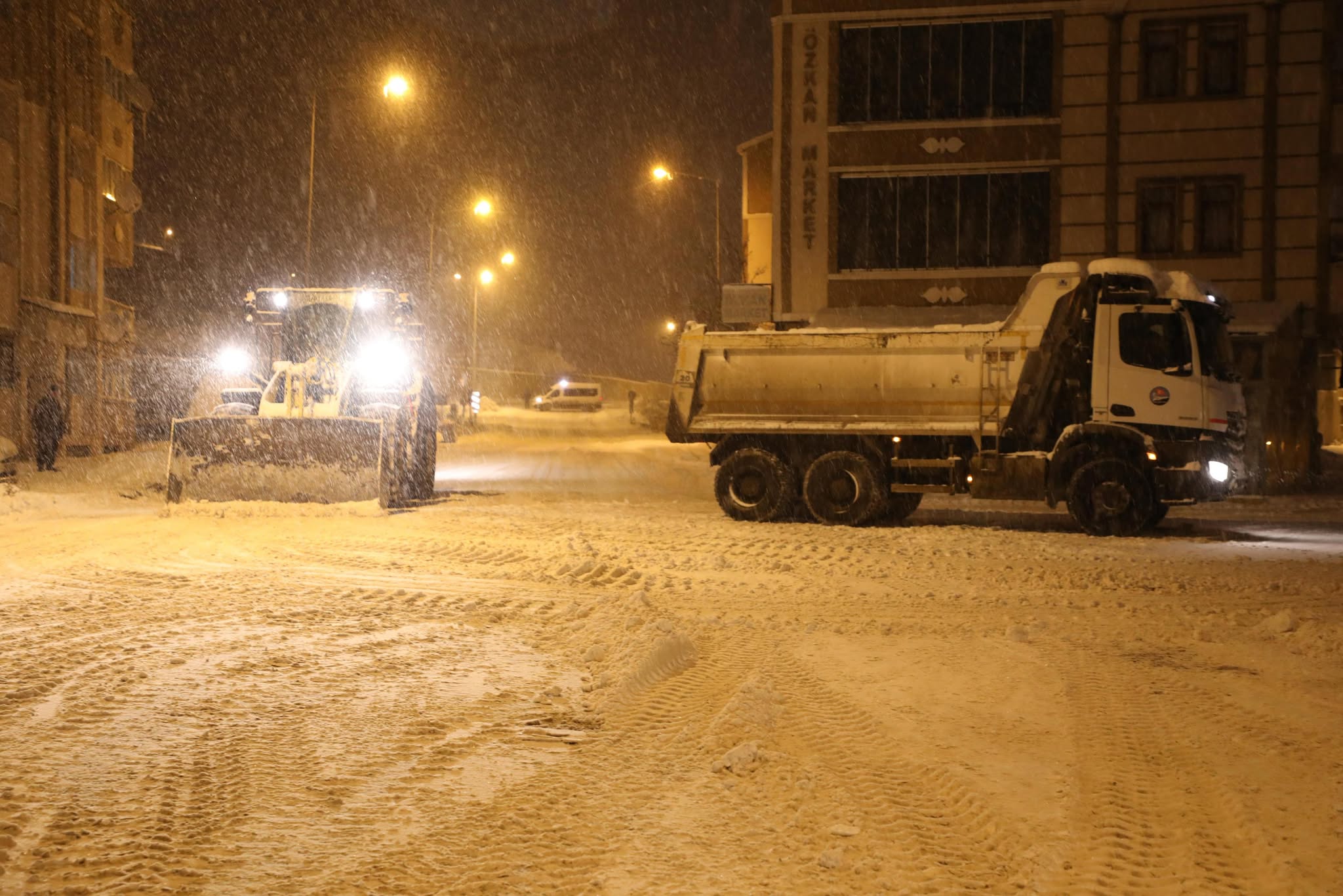 Kars Belediye Başkanı Senger, çalışmaları yerinde denetledi Kars’ta 7/24 kar seferberliği