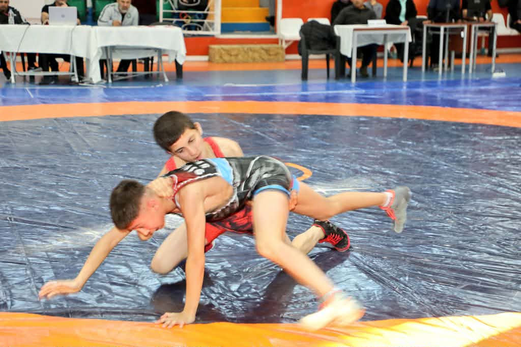 Kars’ta U-17 grup güreş müsabakaları başladı