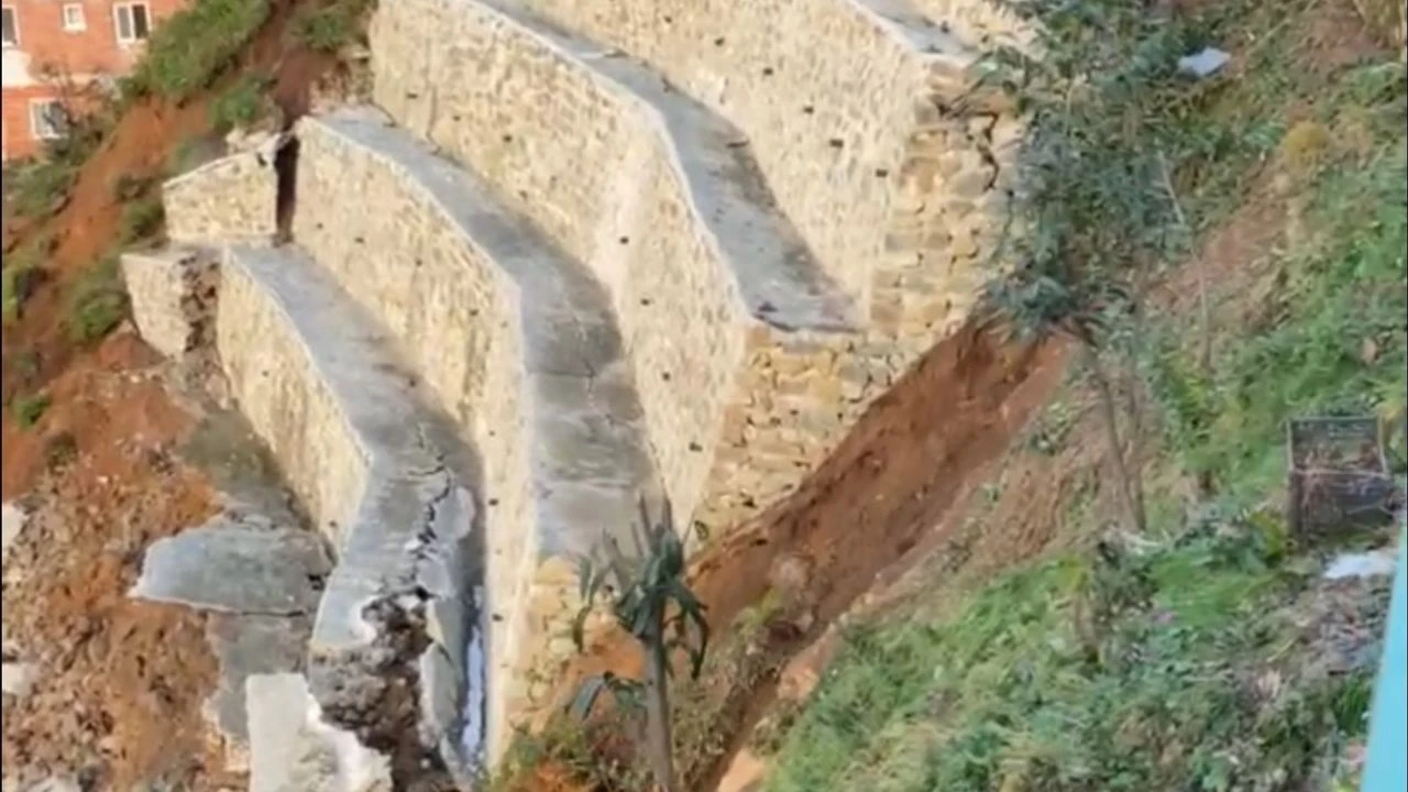 Rize Ardeşen'de duvar çöktü: 2 ev boşaltıldı, yol kapalı