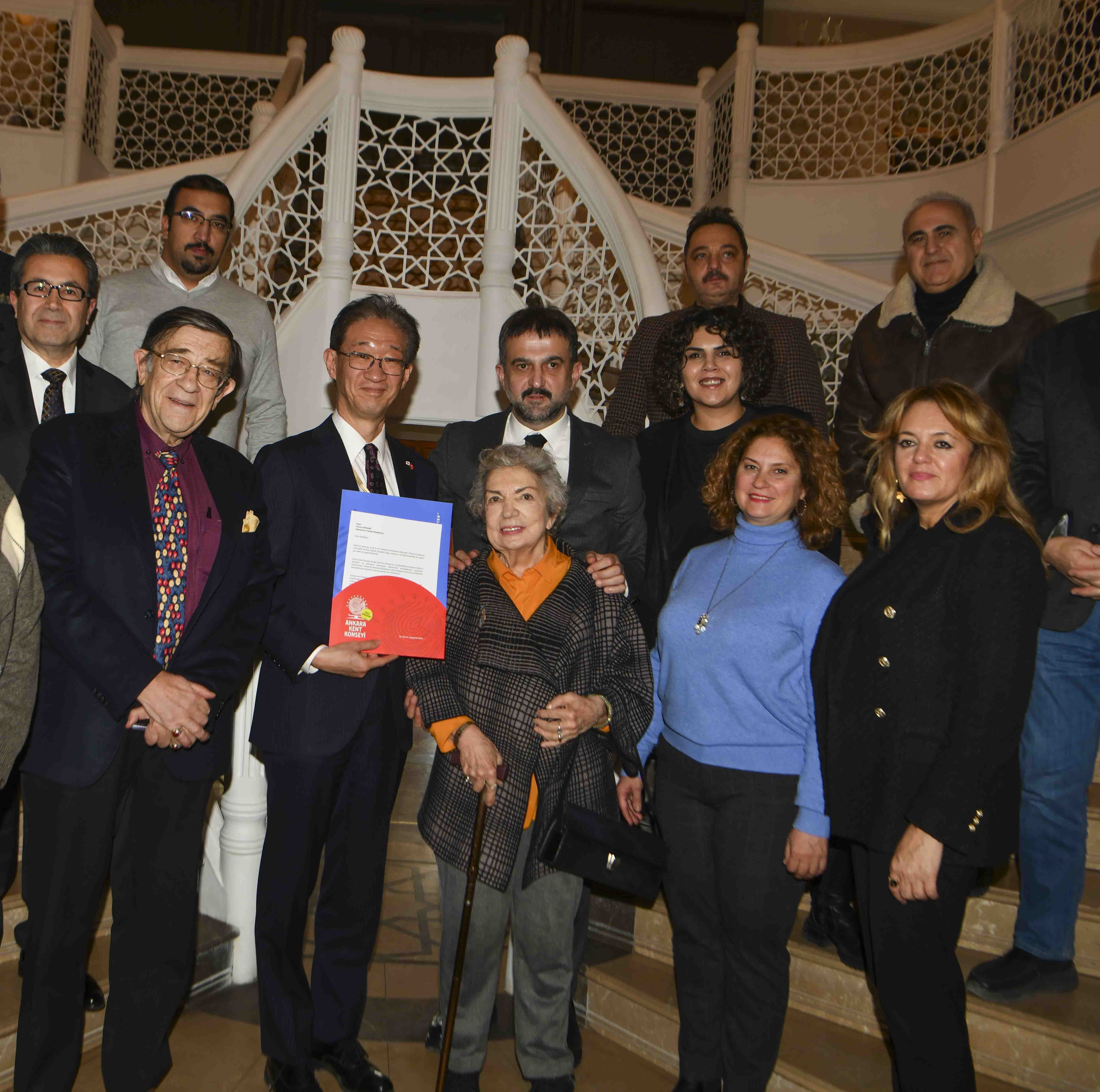 AKK, diplomatik temaslarına bir yenisini daha ekledi