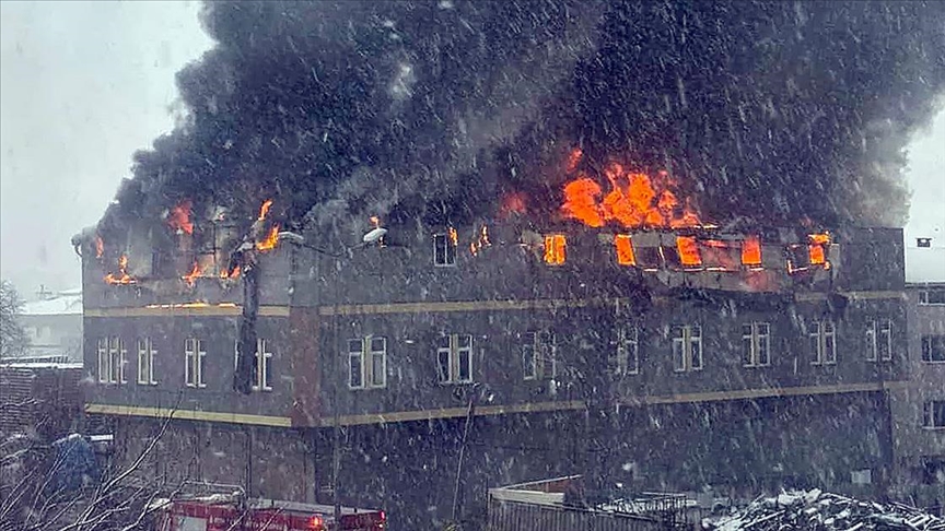 Tuzla’da fabrika alevlere teslim oldu