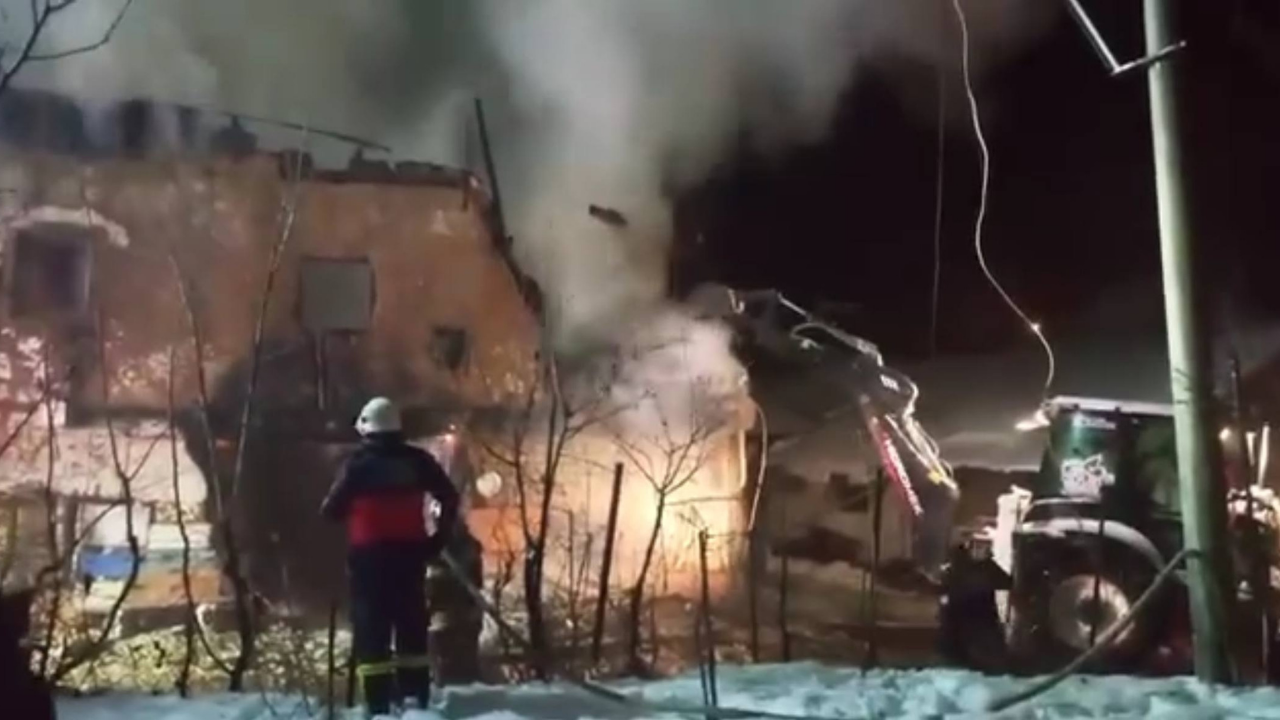 Uşak'ta zihinsel engelli çiftin evleri kül oldu