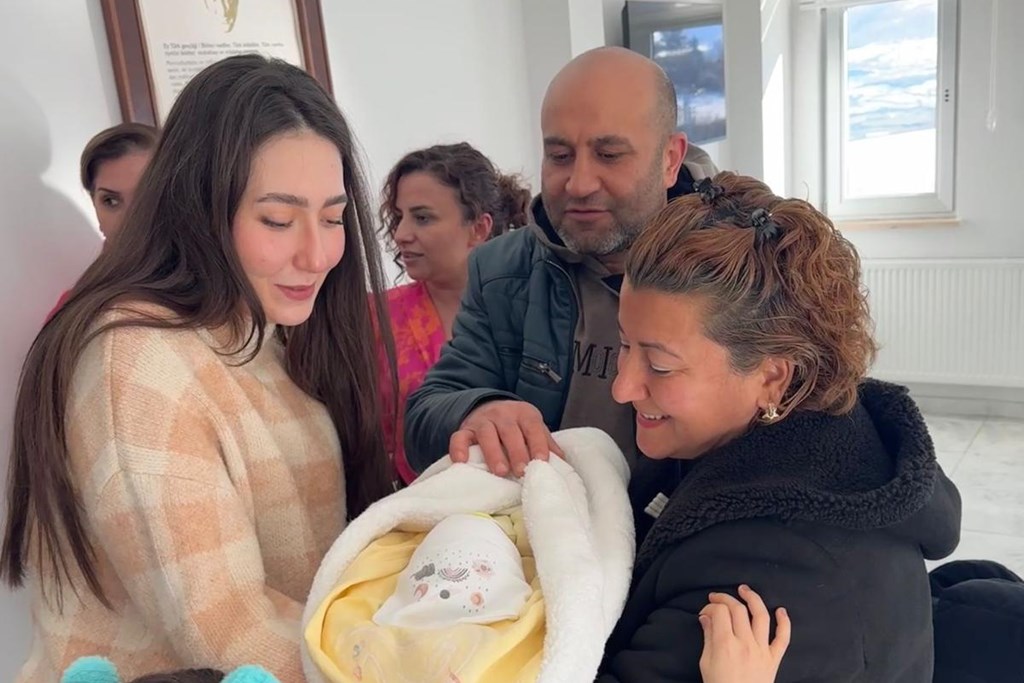 “Geçici Koruyucu Aile” modelinin 100’üncü bebeği ailesiyle buluştu