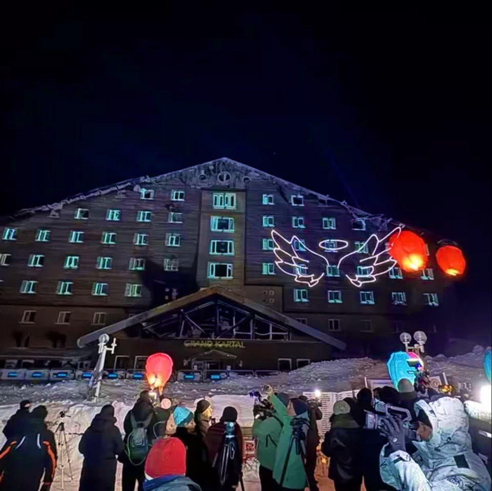 Kartalkaya faciasında yaşamını yitirenler otel önünde anıldı