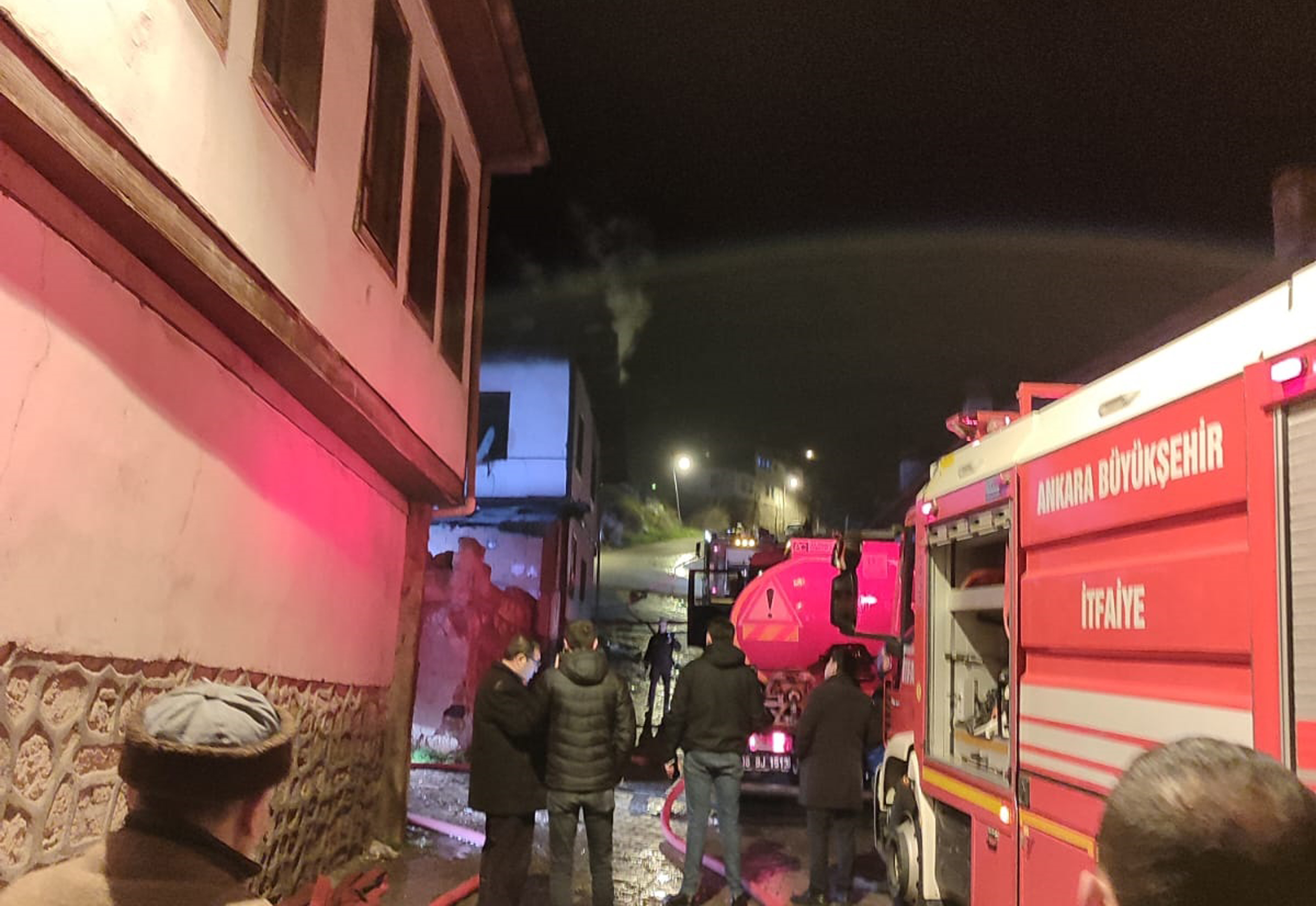 Beypazarı'nda Yangın: Ahşap ev kullanılamaz hale geldi