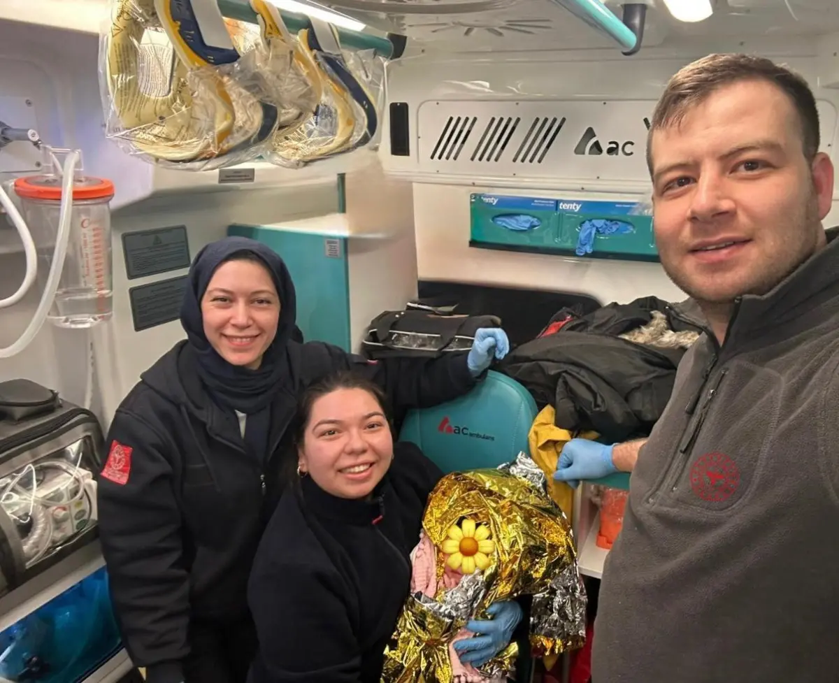 Çanakkale'de nefes kesen anlar: 112 ekibi ambulansta doğum yaptırdı