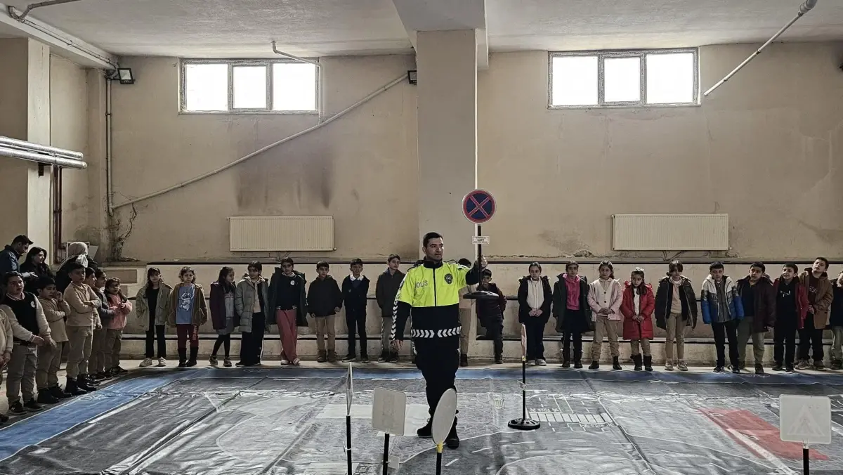 Digor’da öğrencilere uygulamalı trafik eğitimi