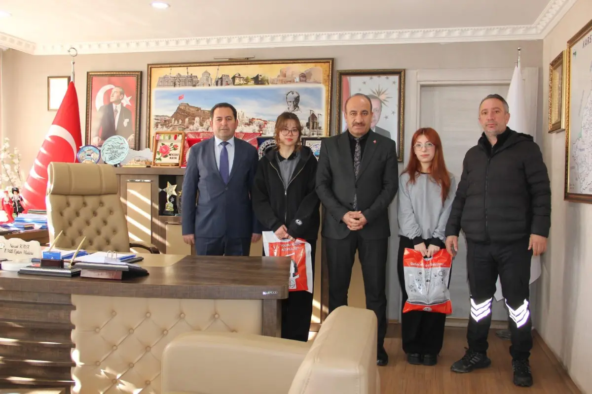 Kars’ta afiş yarışmasında dereceye giren öğrenciler ödüllendirildi