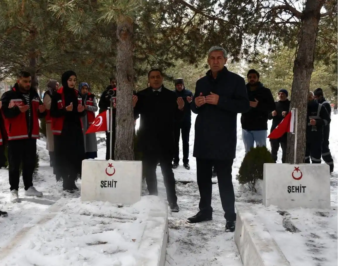 Kars’ta şehitlerin kabirleri ziyaret edilerek dualar edildi